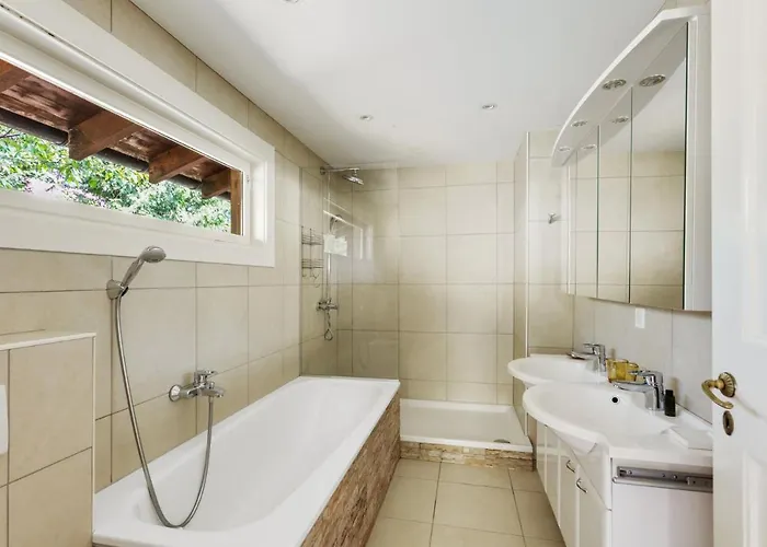 木屋 Nirvana By Mrs Miggins *